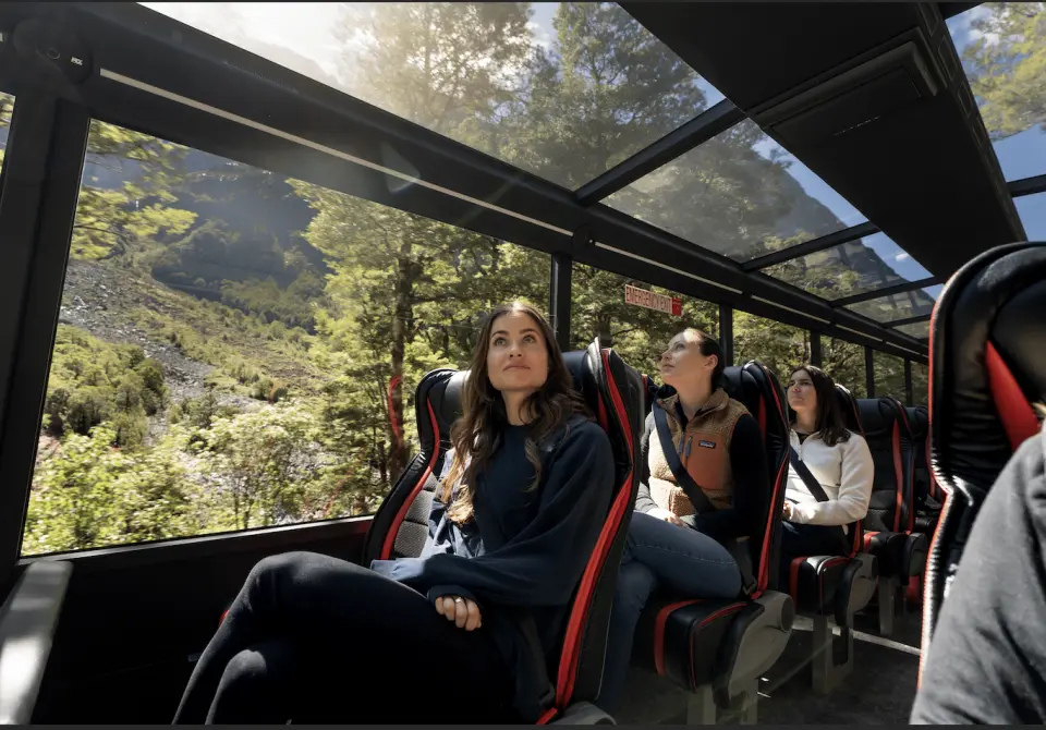 Take a panoramic sightseeing bus, circle around the picturesque Lake Wakatipu along the way, and enjoy the beautiful scenery of the mountains