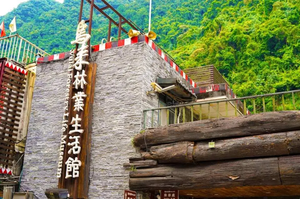 New Taipei Wulai Private Car Charter One-Day Tour: Yun Hsien Resort & Wulai Trolley Lover's Bridge & Wulai Waterfall & Wulai Old Street