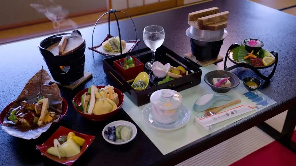 使用善通寺市特產「大麥」和當季食材的特別素食料理