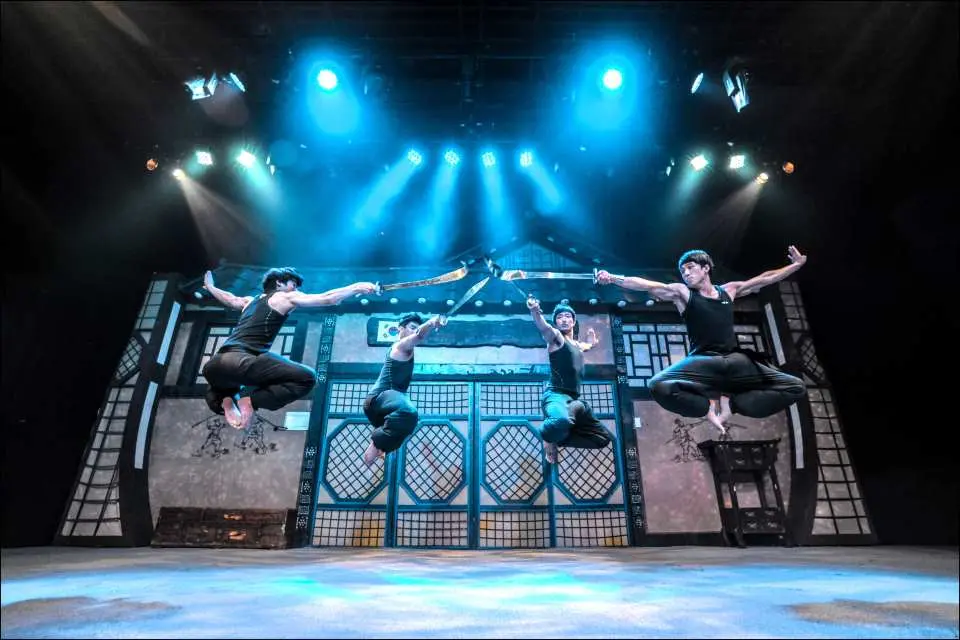 韓國《Jump》表演中，四位演員喺藍色燈光舞台上騰空躍起，展現高難度武術跳躍動作同精湛雜技。