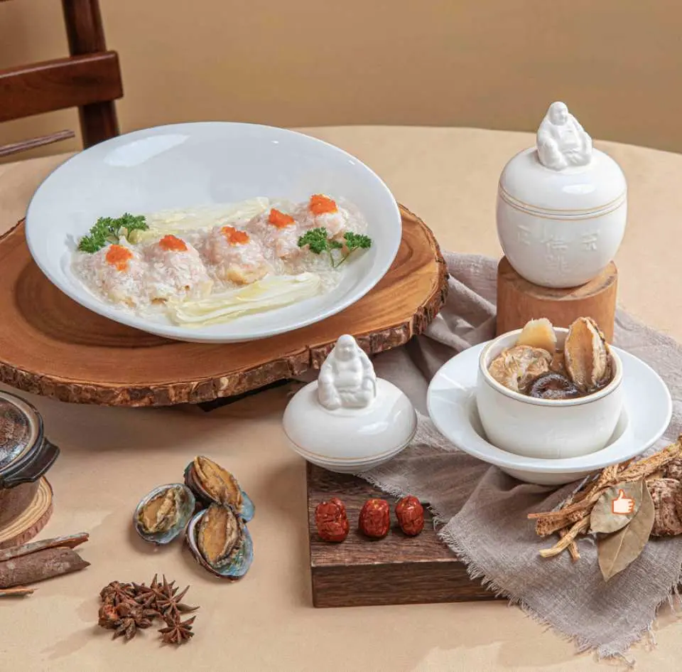 Quầy buffet line với hơn 20 món thức uống và tráng miệng ngọt thơm sẽ chinh phục cả những vị khách khó tính nhất: 6 vị kem GELATO – sánh mịn, ít béo, trà sữa Hồng Kông, trà bông cúc, pudding trứng, sương sáo,…