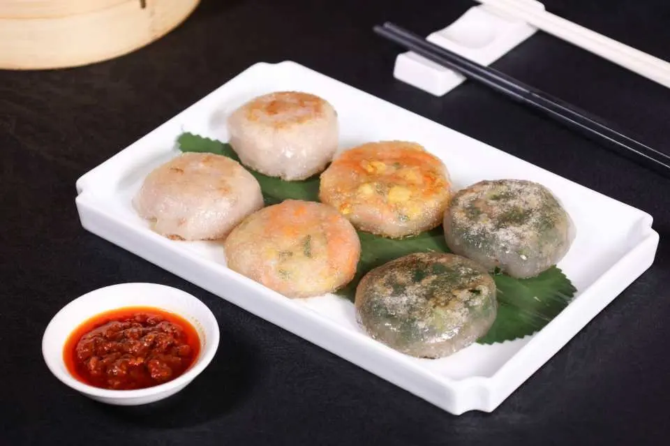 無米粿是潮汕人再熟悉不過的小吃，番薯粉做的粿皮，煎後變得香脆有韌性，豐富的蔬菜雜糧餡料包裹其中，每一口都是對味蕾的極致誘惑