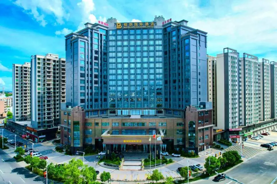 Taishan Boyue International Hotel ตั้งอยู่ใน Taishan มณฑลกวางตุ้ง เมืองหลวงของชาวจีนโพ้นทะเล บริเวณโดยรอบมีชื่อเสียงในด้านทิวทัศน์ธรรมชาติที่สวยงามและสภาพแวดล้อมทางนิเวศวิทยา