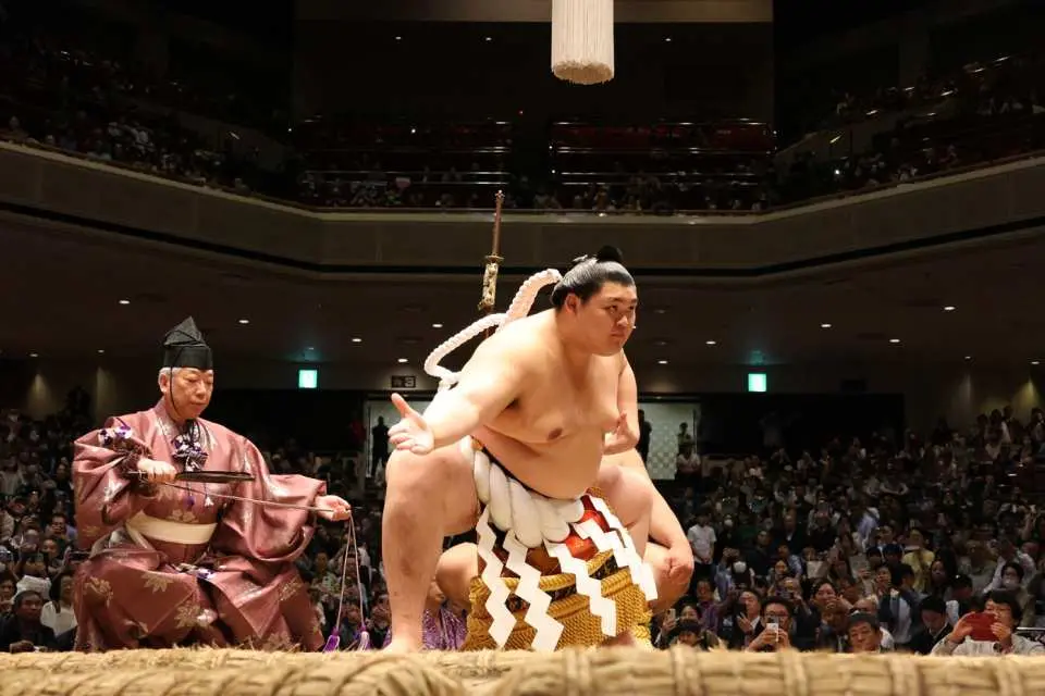 橫綱「大之裡」出生於石川縣。他激勵許多地震災民，如今也是最具活力的相撲力士之一，創造了多項速度紀錄。他頂著無法束起的髮髻一路晉升，並在2024年5月的比賽中，僅用了七場比賽就獲得了幕內冠軍，創造了新的紀錄。隨後，他在2025年5月的比賽中第四次奪得幕內冠軍，成為自其師父西關親方（前橫綱稀勢之裡）以來，日本歷史上唯一一位以最快速度晉升為橫綱的相撲力士。