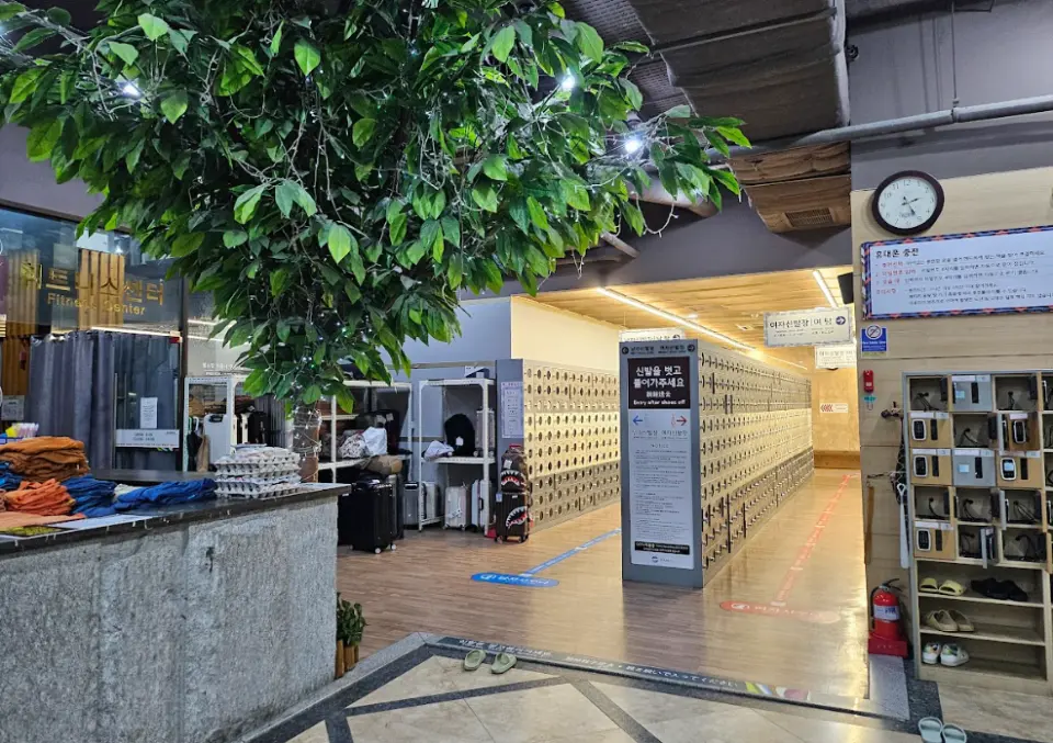 首爾東大門SPAREX汗蒸幕寬敞明亮的置物櫃區，提供便利的行李寄存服務，確保旅客輕鬆享受體驗。