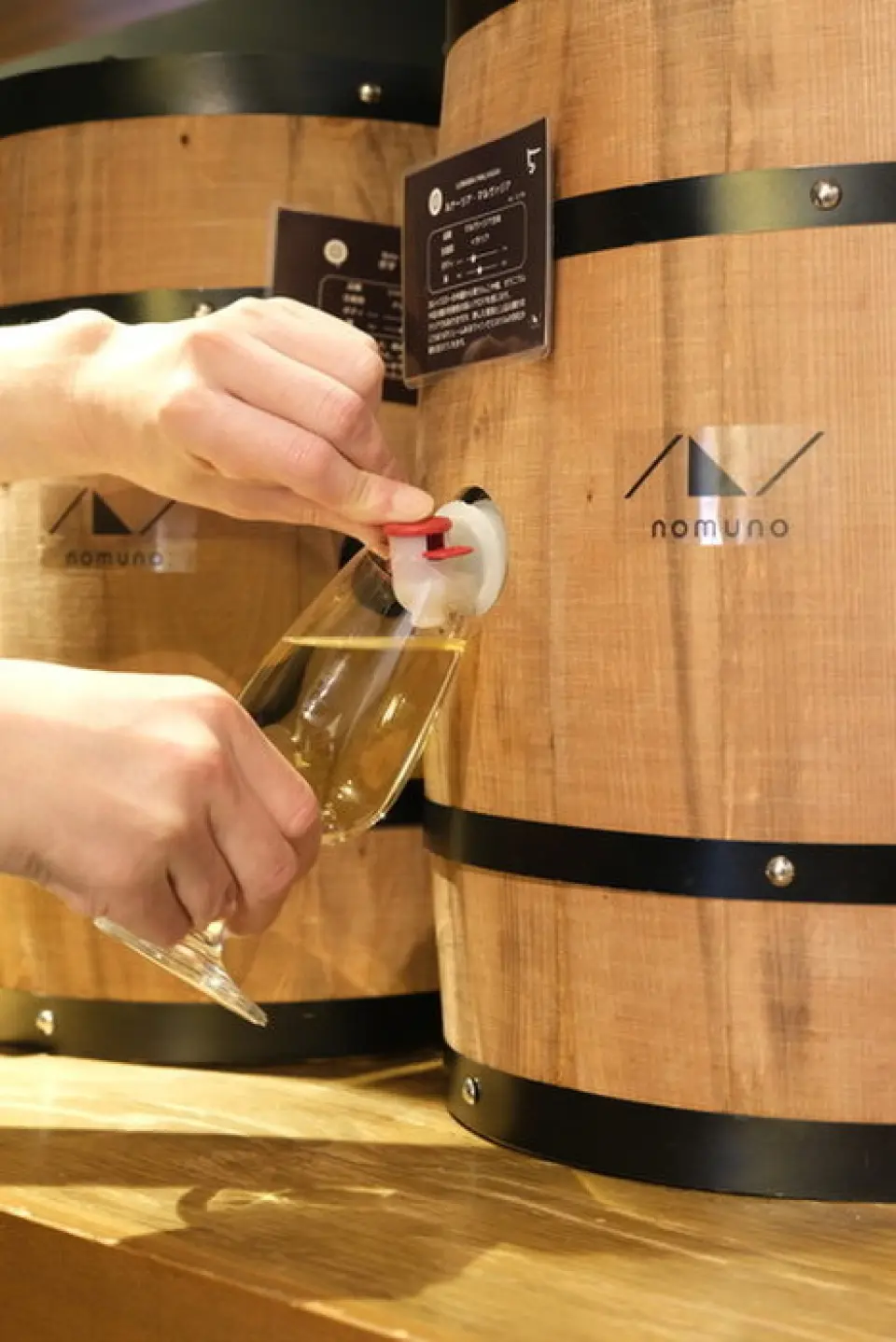 You can freely compare 30 types of carefully selected barrel wines in a self-service style. Draft beer, highballs, sours, fruit liquor, sake, shochu, and soft drinks are all included in the all-you-can-drink plan. We have barrel wines on each floor, so you can easily compare them.
