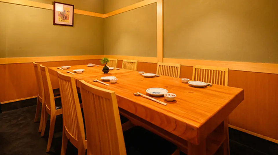 The restaurant's interior features warm lighting and wood-grain decor, creating a calm and relaxing atmosphere. We offer a variety of private rooms of different sizes, accommodating 2 to 14 people. Our 2-person private rooms are perfect for dates or special anniversaries. We also have 4-person private rooms ideal for families or business meetings, and 8-person private rooms suitable for banquets and other gatherings. Enjoy your meal at your leisure in our comfortable and high-quality space.