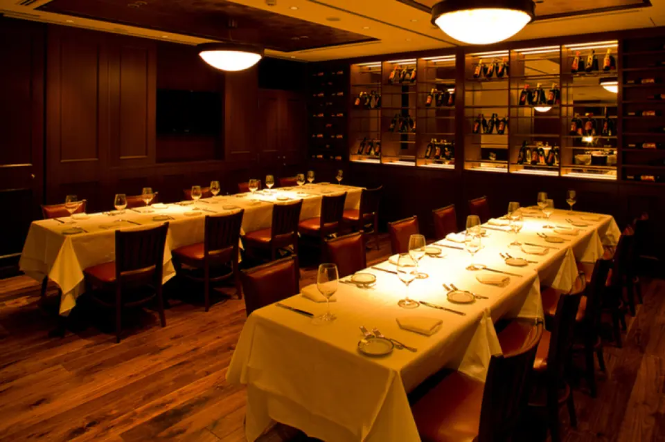 The reception and bar counter have an appearance that is both glamorous and calming, and the dining hall has a dynamic chandelier on the ceiling that welcomes guests. We also have private party rooms where you can enjoy your meal at your leisure. Please feel free to contact us with any questions you may have.