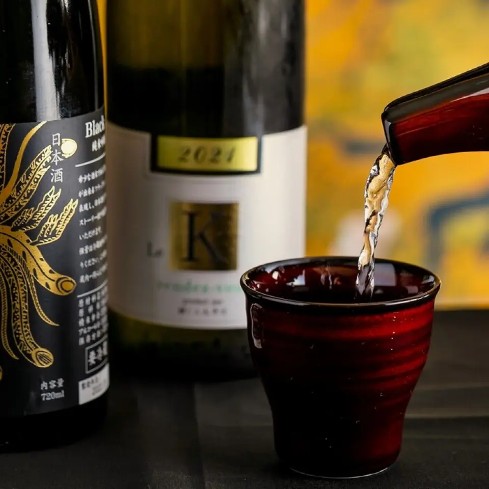 Why not enjoy a refined experience with sake, which offers seasonal flavors, in addition to wine, high-quality Japanese whiskey, and shochu?