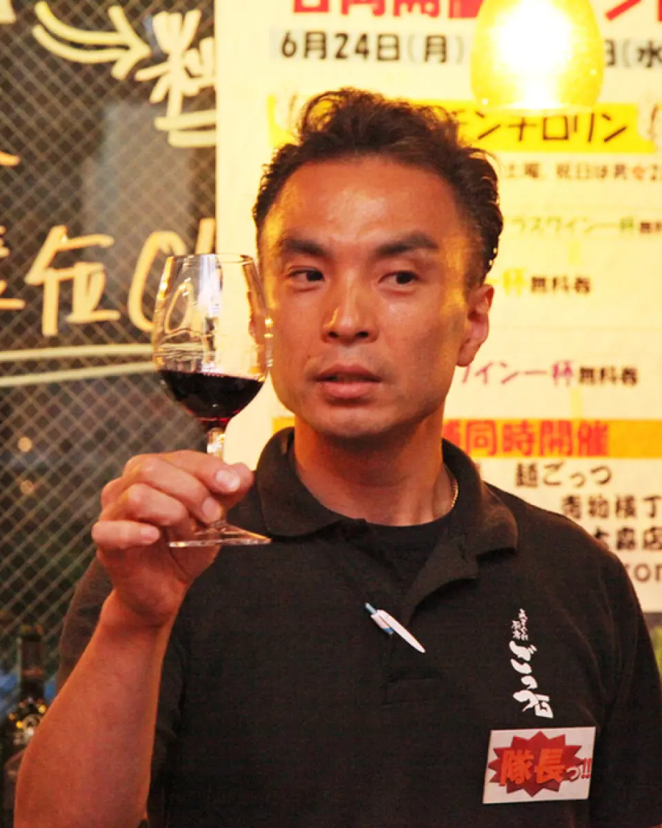 我們引以為傲的主廚是侍酒師兼餐廳老闆，曾在飯店接受培訓，並在餐飲業深耕七年，累積了豐富的經驗和專業知識。他將為您呈現我們精心烹調的美味佳餚。請品嚐我們的招牌菜，例如用紅酒慢燉3-4天的牛頰肉，以及鮮嫩多汁的帶骨羊排！套餐價格從4000日圓起，包含3小時現場加購飲品♪ 現在，現場加購飲品還包含氣泡酒，保證讓您盡享完美體驗！