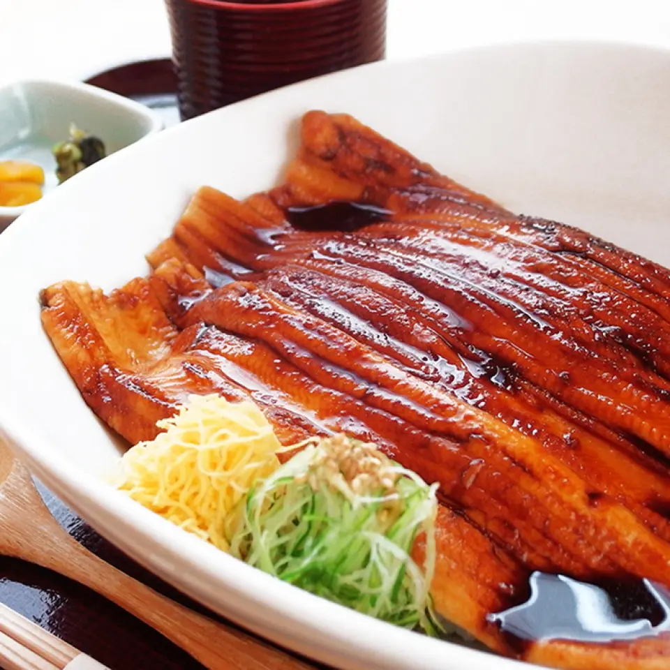 The most popular dish is the "Hakarime Gozen" which includes conger eel sashimi and a rice bowl of conger eel on rice. The "Conger eel bowl (white)" is a dish of pure white boiled conger eel topped with a clear sauce, and is a secret favorite among fans.