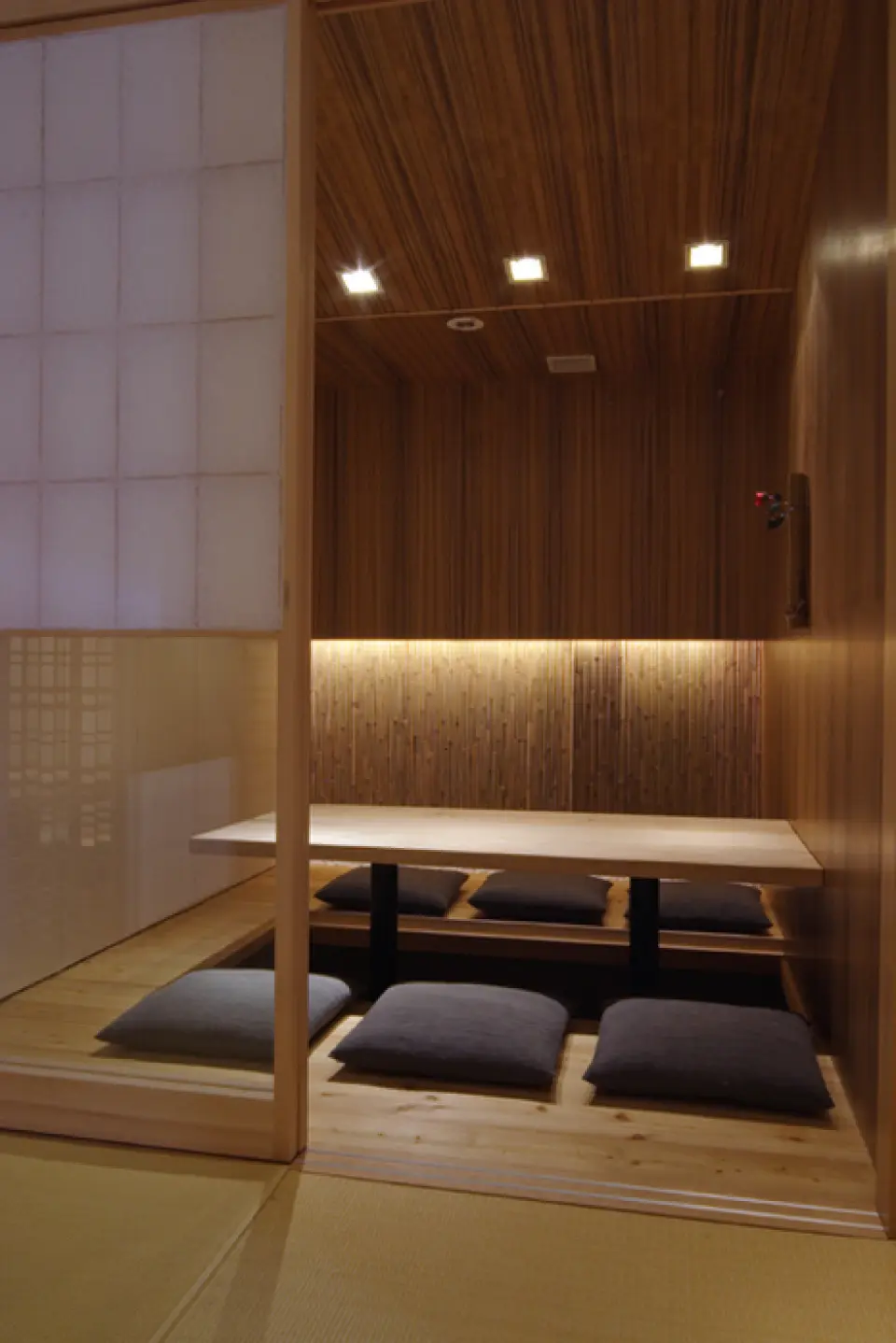 We can accommodate private rooms for 2, 4, 6, 8, and up to 26 people. We have round wooden lattice tables (for up to 8 people) or Japanese-style private rooms with snow-viewing shoji screens (for up to 26 people). At Hakarime, there are no time limits for banquets. You can stretch your legs out in the sunken kotatsu and relax. Perfect for meetings and business entertainment with important people. Please let us know when you make your reservation or when you call to confirm.