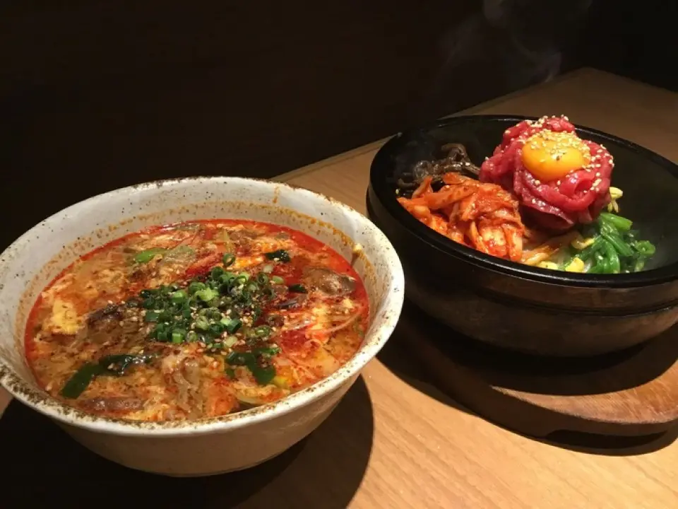 我们的菜单种类丰富，包括从筷架到米饭、冷面和甜点等适合下酒的小吃。其中最受欢迎的一种是用青森县多子町种植的大蒜制成的“大蒜米饭”。热气腾腾的“空中石锅拌饭”也很受欢迎。另外，「极辣汤」是一道刺激、消除压力的菜肴，是爱吃辣的人必点的菜品。辣度可以调整为 2 倍、3 倍或 100 倍。我们还有生鱼片和生鱼片，您只能品尝它们，因为它们非常新鲜。