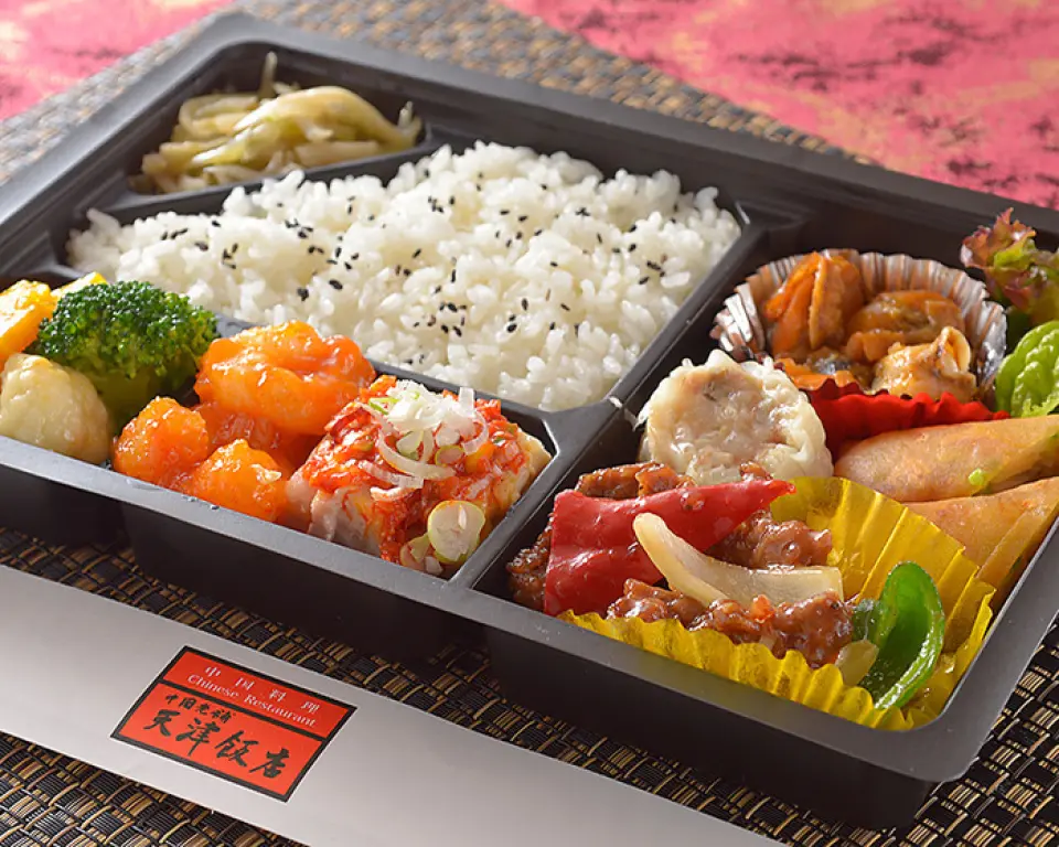 From classic favorite Chinese dishes to luxurious creations using high-quality ingredients, you can take home individual items. Bento boxes are also available exclusively for takeout. We await you with a wide selection of luxurious full-course Chinese dishes unique to Tenshin Hanten Shinjuku Main Store, including Peking duck, a favorite at our restaurant for over 50 years, as well as shark fin from Kesennuma and whole abalone. The owner himself has hired chefs from mainland China. Please enjoy to your heart's content the exquisite course meals prepared by these chefs.