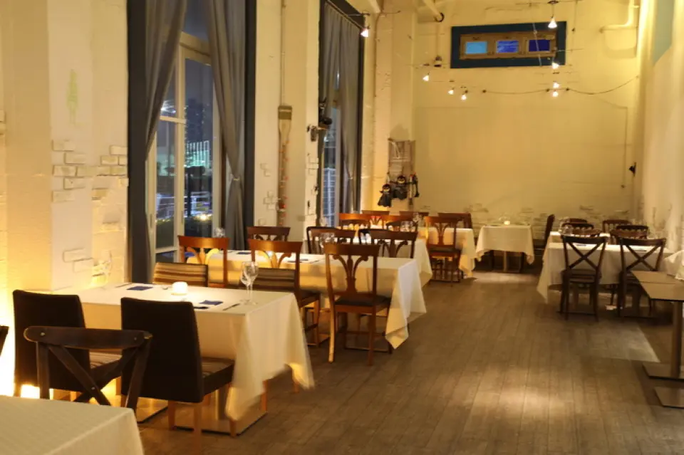 餐廳擁有挑高的天花板和寬敞明亮的空間。餐廳共設44個座位，室內設計以海濱風格為主題，視野開闊，可飽覽運河美景。餐廳位置優越，可俯瞰運河，盡情享受奢華體驗。白天，餐廳明亮通透；夜晚，則營造出浪漫溫馨的氛圍。餐廳交通便利，距離海線天王洲站僅需步行6分鐘。餐廳也接受私人預約。歡迎您在此舉辦各種活動，例如週年紀念和慶祝活動。何不來「船長碼頭」餐廳，享受一段精緻優雅的時光？
