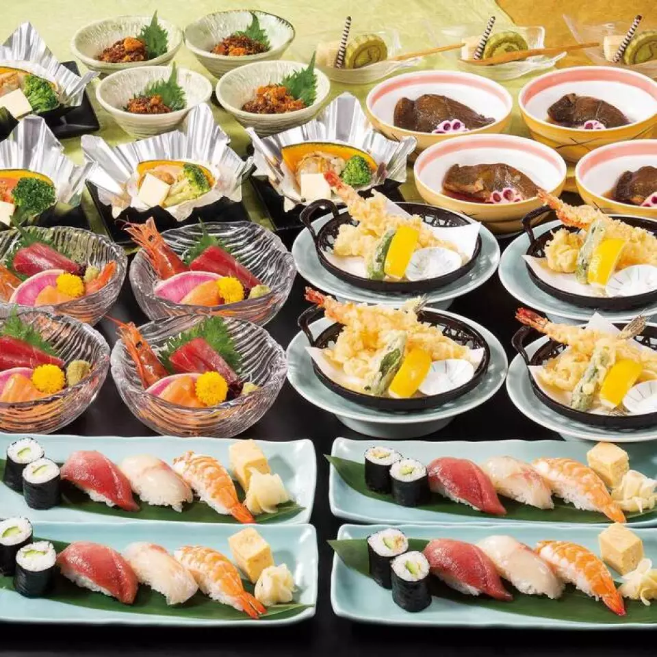 목적과 예산에 맞춰 다양한 코스를 준비했습니다. 술을 많이 드시고 싶으신 분들을 위해 4,000엔부터 시작하는 무제한 음료가 포함된 연회 코스도 준비되어 있어 더욱 매력적입니다. 환영회, 송별회, 친목회 등 다양한 연회는 물론, 친구들과의 소규모 모임에도 활용해 보세요! 제철 식재료를 사용한 풍성한 연회 메뉴를 즐겨보세요!