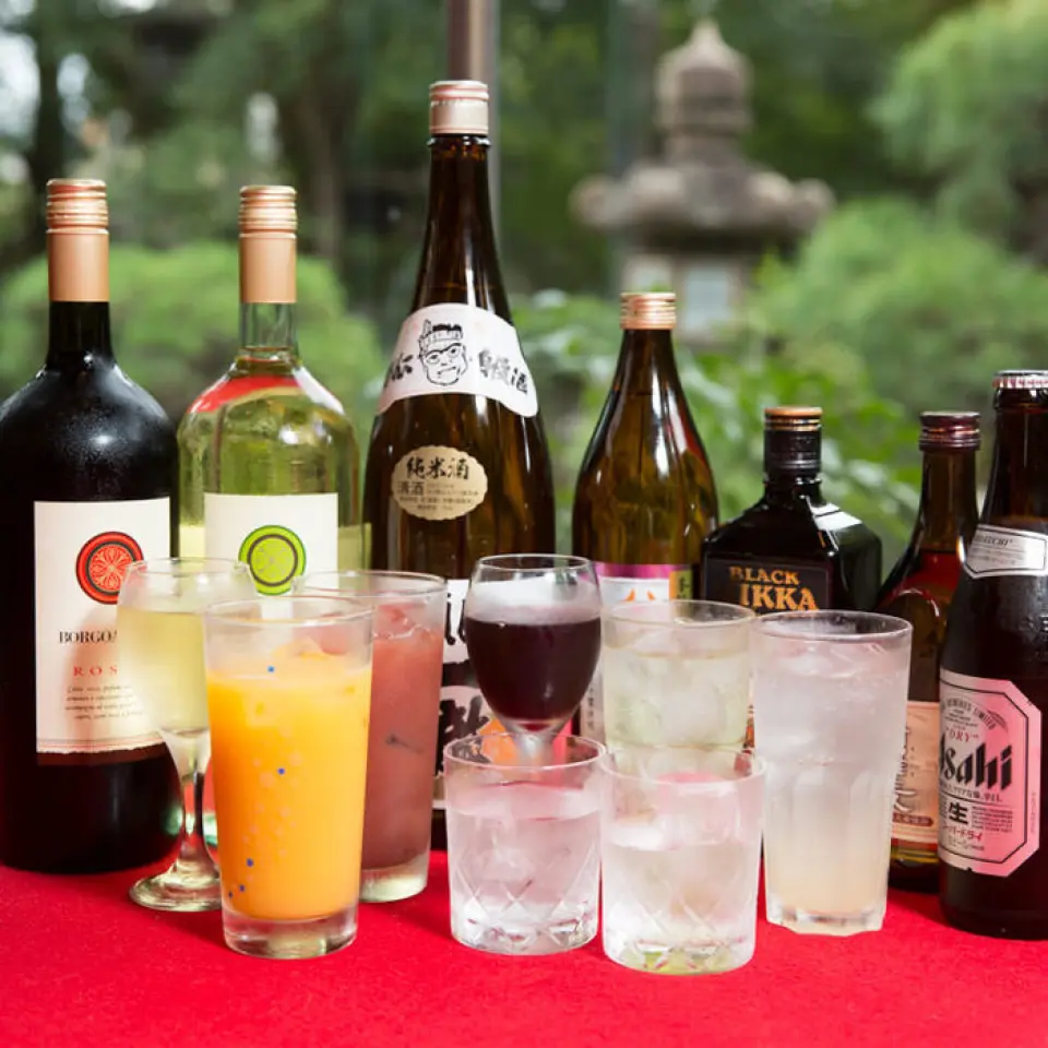 We have a wide selection of drinks, including our own private brand sake "Ganko Ittetsu."