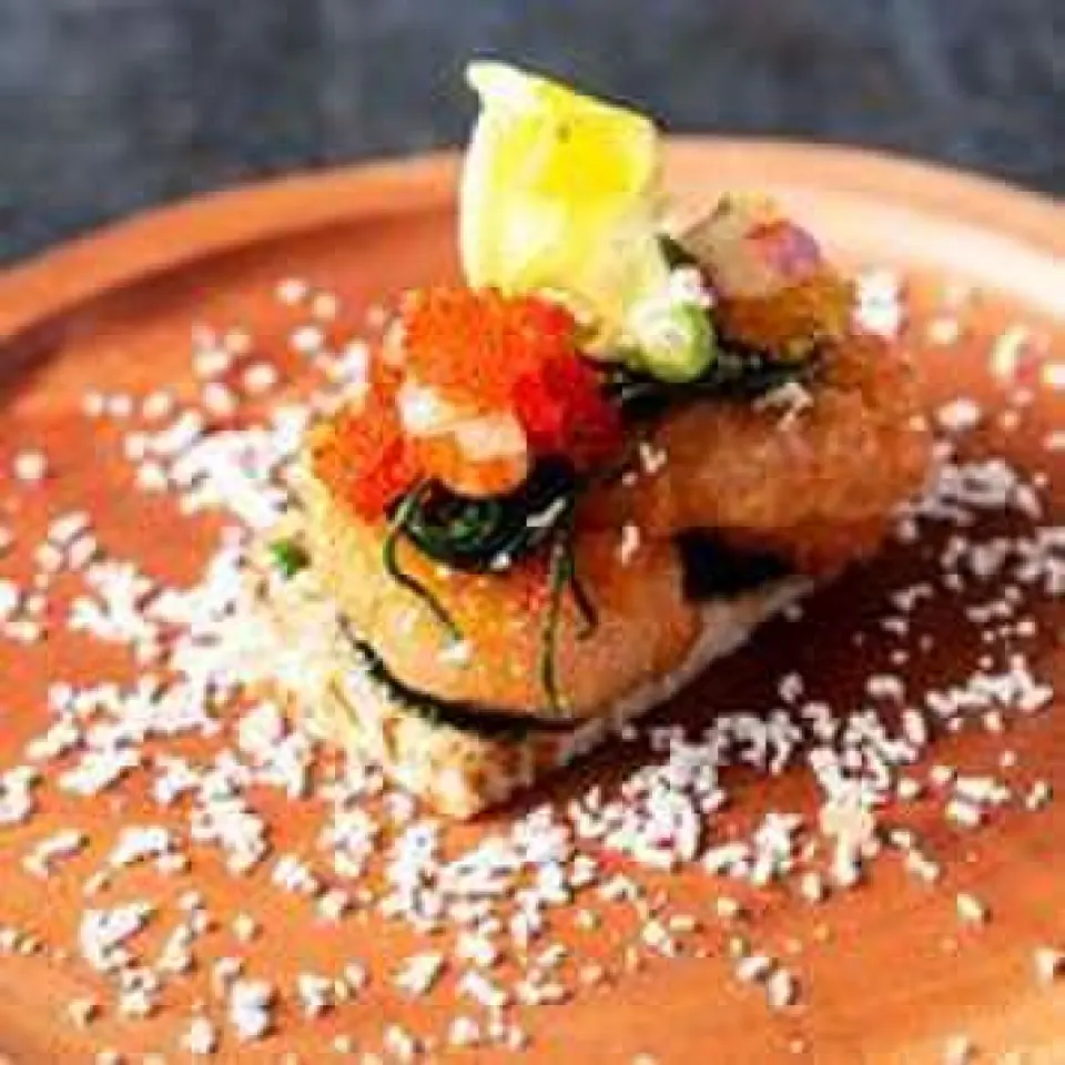 我們還提供屢獲殊榮的 pintxos！我們在日本供應正宗的日本料理。享受巴斯克地區的風味！