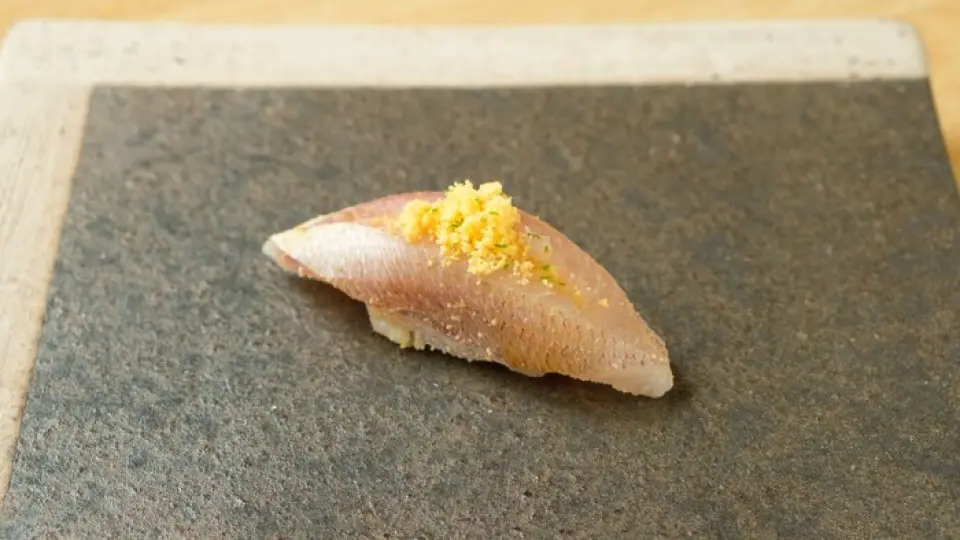 清酒、烧酒、香槟、葡萄酒……事实上，有很多种酒水都适合搭配寿司。我们提供店主精心挑选的各种品牌，您可以搭配自己喜欢的饮品享用握寿司和套餐。如果您不确定该喝什么，或想了解某些搭配为何如此美味，欢迎随时咨询！我们也会分享一些关于寿司的趣闻轶事，不仅限于江户前寿司，让您在品尝寿司的同时也能享受交流的乐趣！