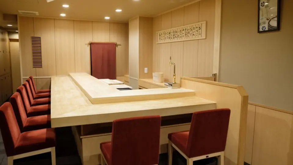 “寿司坂东”的主厨技艺精湛，他曾师从“匠达弘”，并晋升为二把手。如今，他以更高的目标为目标，继续精进技艺，并担任这家分店的主厨。作为一位秉持纯粹之心的江户前寿司匠人，他制作的寿司忠实地传承了传统风味，将握寿司的魅力传递给了各个年龄段的顾客。此外，本店可提供无麸质食品（请于预订时咨询），并可接待海外宾客。请您安心享用美食。