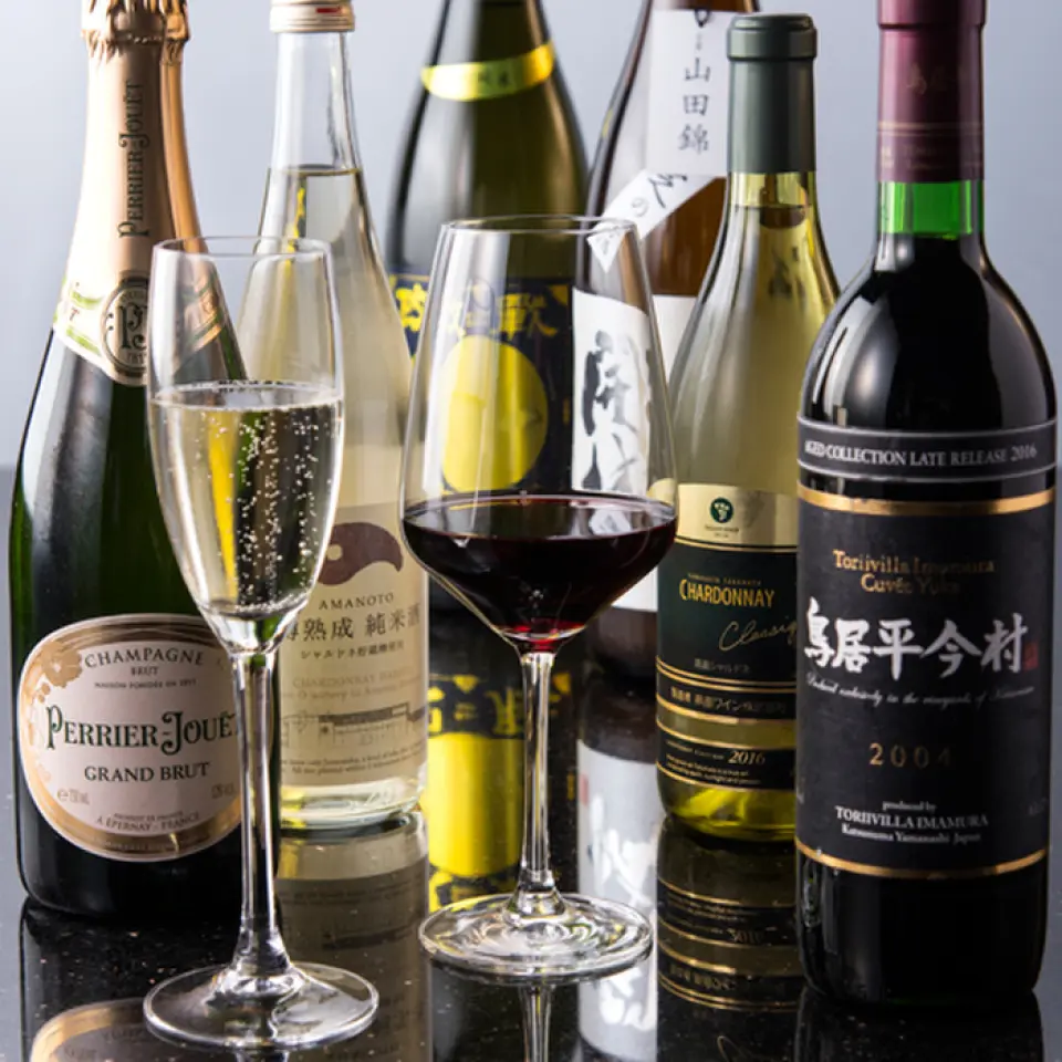 我們精心挑選了 15 多種葡萄酒來搭配我們的招牌菜。我們提供的葡萄酒包括具有優雅香氣和清爽果味的 Perrier-Jouet Grand Brut 和具有濃鬱清新口感的 Torii-daira Imamura。該店還配備了酒窖，使我們能夠始終向客戶提供最高品質的葡萄酒。
