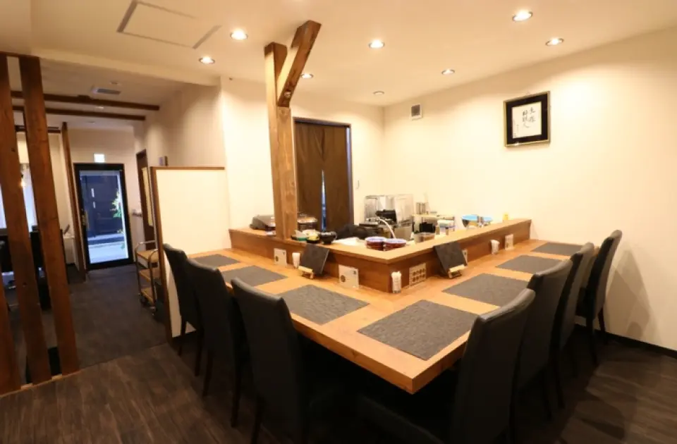 와 다이닝 산주는 세련되고 세련된 일본식 레스토랑입니다. 레스토랑의 내부는 공간을 넉넉하게 활용하여 나무의 따뜻함이 느껴지는 일본식 모던 은신처를 만들어냅니다. 좌석 옵션에는 활기찬 분위기를 풍기는 카운터 좌석과 여유롭게 휴식을 취할 수 있는 테이블 좌석이 있습니다. 저희는 솔로 다이너, 커플, 가족 모두를 환영합니다. 엔터테인먼트, 디너 파티, 기념일과 같은 특별한 행사에 저희 레스토랑을 자유롭게 이용하세요.