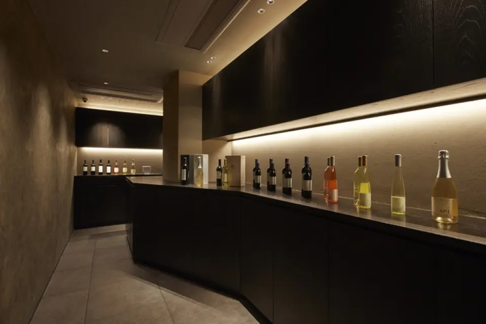 我們一樓的品酒室還設有葡萄酒商店，您可以在這裡購買 Kenzo Estate 的葡萄酒。其中不乏備受讚譽的“朝醍醐”，讓您在家也能盡享美酒。我們也提供禮品包裝及外送服務，是饋贈親朋好友的理想選擇。在家即可品嚐世界知名的優質葡萄酒。