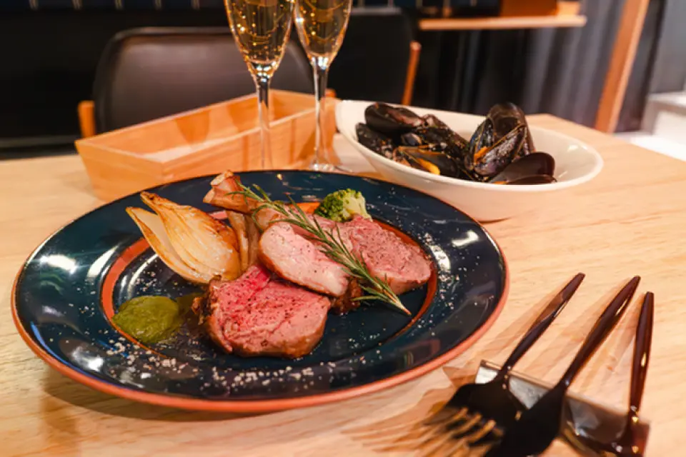 The three signature dishes at triasdining are Icelandic lamb chops, the oldest in the world, natural grass-fed, only 1% of the total distribution, and a high-quality dish that can only be tasted here. Canadian mussels, the world's first hybrid, with outstanding freshness, flavor, and size, these mussels are said to be the most delicious thing you'll ever have. New California wine, a natural wine made with care by artisans in small batches. Enjoy a gentle wine that pairs well with your food.