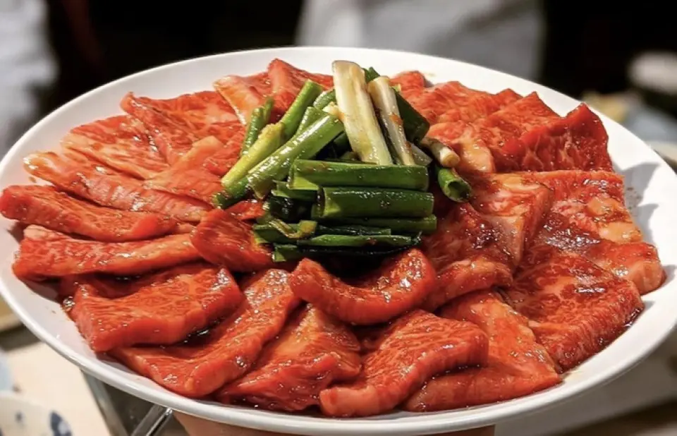 The rare cut mix "Jyo Aka" (top grade red) made with Satsuma Wagyu beef, "Aka" (red meat) from tropical black beef, and "Shiro" (offal) made with rare cuts are especially recommended, as is the meat soaked in the sauce, which is then bounced on top of freshly cooked white rice and stuffed into a big mouthful...! Not only is the divine combination of grilled meat and white rice amazing, but the rice soaked in the sauce is also great - it's the royal grilled meat!