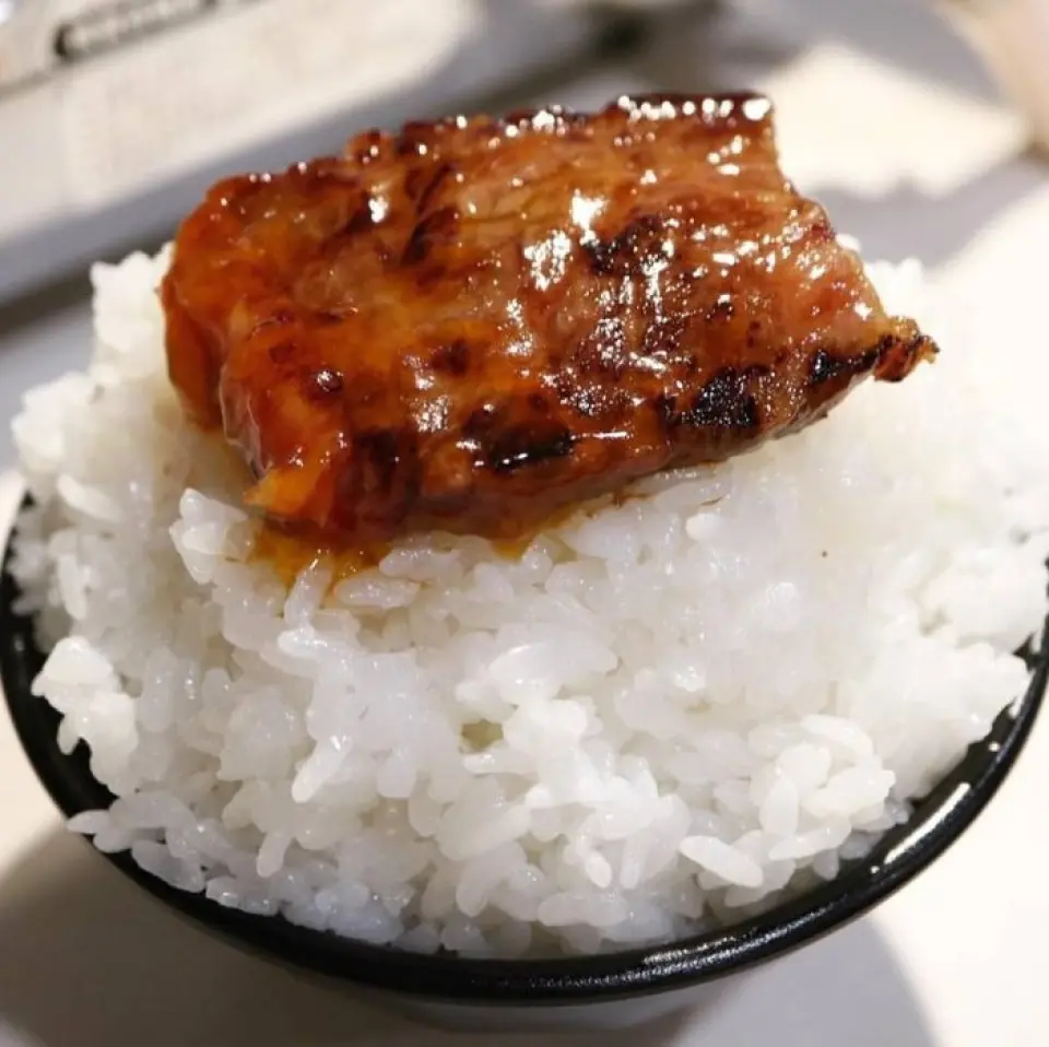 Steaming hot rice cooked in a pot. You can't start with yakiniku with sauce without white rice! At our restaurant, we first ask, "How many cups would you like to eat today?" Our delicious rice, cooked with eight types of rice, goes perfectly with meat! Put the freshly grilled meat on the freshly cooked hot rice and eat to your heart's content! This is the best part of yakiniku with sauce ◎ You'll get an irresistible sense of guilt and happiness! No carbs? Sugar restriction? Guilt-free? Let's put such words aside for today!