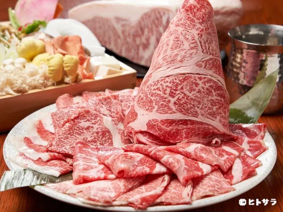 Enjoy a tasting comparison of Matsusaka beef, Kobe beef, and Omi beef at Shabu Teru's recommended plan. You can choose between shabu-shabu or sukiyaki. You can also enjoy rare mushrooms and fresh, locally sourced vegetables. Our shabu-shabu is special because you enjoy it with our dashi broth, which further enhances the deliciousness of the meat. You can also enjoy changing the flavor of your sukiyaki. We also have a yakiniku shabu-shabu course available during the summer season.