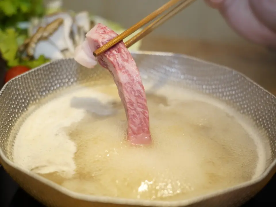 精选高汤，为肉类和蔬菜增添风味；和牛鲣鱼高汤——融合了和牛、鲣鱼和飞鱼的日式风味；韩式汤底——带有韩式辣酱（Gochujang）持久辛辣的韩式高汤；本地鸡汤——味道清淡，与蔬菜相得益彰；以及寿烧高汤——简直就是喜悦的灵魂。用寿喜烧高汤搭配和牛，尽情享受奢华体验。