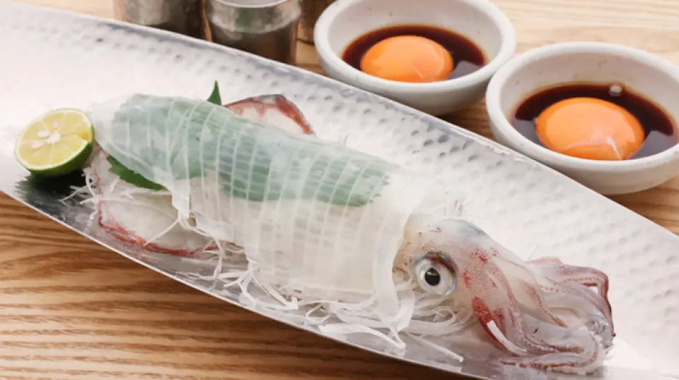 The owner, who has trained at a long-established seafood restaurant in Fukuoka, uses his outstanding craftsmanship to create a variety of dishes using carefully selected seasonal ingredients, which can be enjoyed in a variety of ways, including sashimi, grilled, fried, steamed, and in hotpots. The restaurant's specialty "live squid sashimi" uses bigfin reef squid and spear squid kept in a separate fish tank, and the squid is sourced not only from Yobuko, but also from Saga, Nagasaki, and Yamaguchi prefectures. In addition to the wide variety of seafood dishes, the restaurant also serves dishes using Saga beef and black pork.