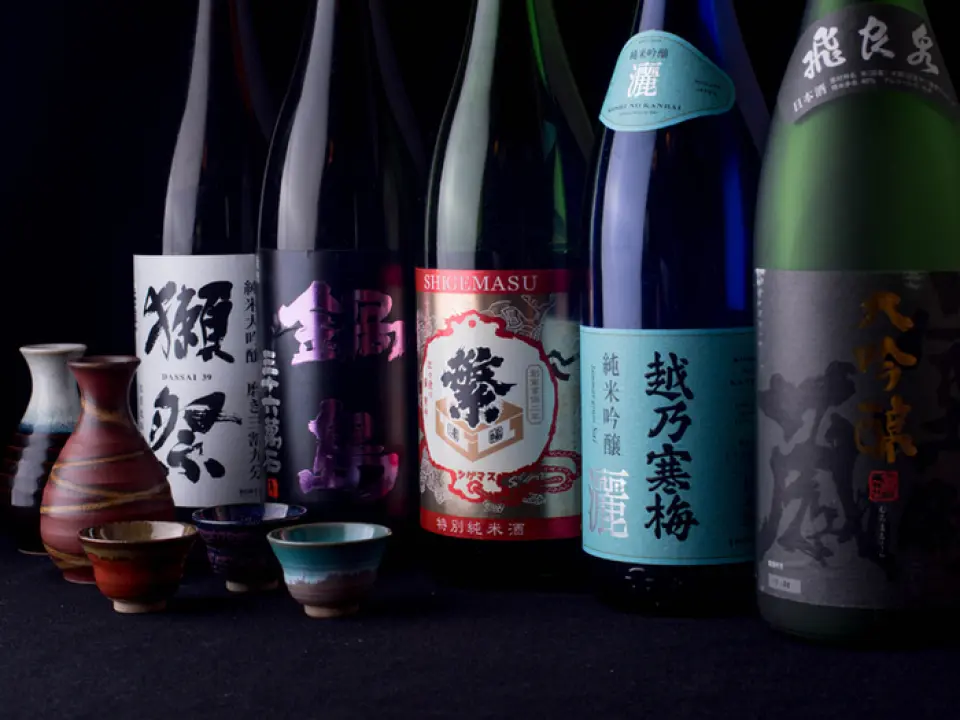 店主精心挑選來自日本各地的六種清酒，每日供應。此外，還有豐富的葡萄酒和燒酒可供選擇，即使是最挑剔的飲酒者也能滿足。清酒杯也經過精心挑選，讓您能夠放鬆身心，盡情享受清酒的醇厚滋味。