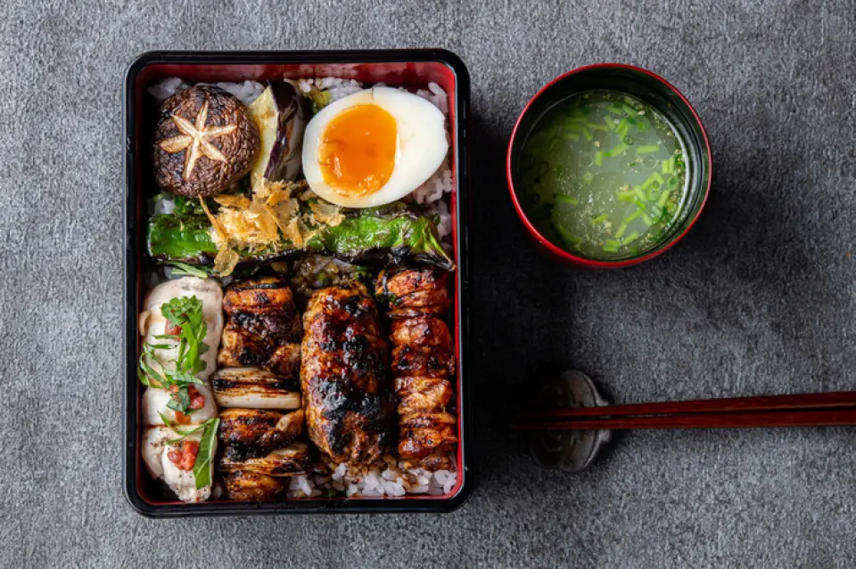 我們提供多種菜餚，包括盛滿烤雞肉串的便當盒“烤雞肉串”（Yakitori-ju）、使用產自兵庫縣高郡的“萬州地玉”雞蛋的“親子丼”（Oyakodon），以及用陶鍋烹製、充分展現米飯天然美味的“土鍋飯”（Donabe Gohan）。我們最受歡迎的「土鍋雞蛋土鍋飯（限量10份）」堪稱一絕，從米飯開始就令人讚嘆！請您細細品味米飯的口感、甜度和粒粒分明的質地。