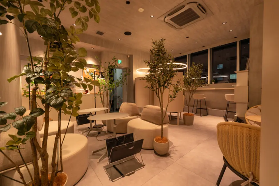 Our restaurant, Solo Yama Lounge, is a "special place for adults" that offers a relaxing time away from the hustle and bustle of the city. When you want to spend some time alone, when you want to savor the flavor of a drink, when you want to enjoy a meal with close friends. We welcome our customers with a special space, drinks, and service to make every occasion a wonderful time. Why not let yourself be comforted for a moment as you gaze upon the glittering night view and soothe the fatigue of the day?