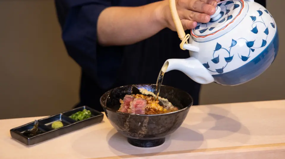就像鳗鱼天妇罗。首先，咬一口。轻薄酥脆的面糊与鲜嫩多汁、中心略带粉红色的和牛西冷肉完美融合，带来绝妙的口感平衡。外皮的酥脆与内里鲜嫩肉质的美味在口中交织，令人回味无穷。接下来，加入调味料，变换风味。最后，用日式高汤茶将剩余的肉类和蔬菜天妇罗一饮而尽，享受这令人愉悦的滋味。尽情体验一碗天妇罗中丰富的层次感，以及与和牛天妇罗的完美搭配。
