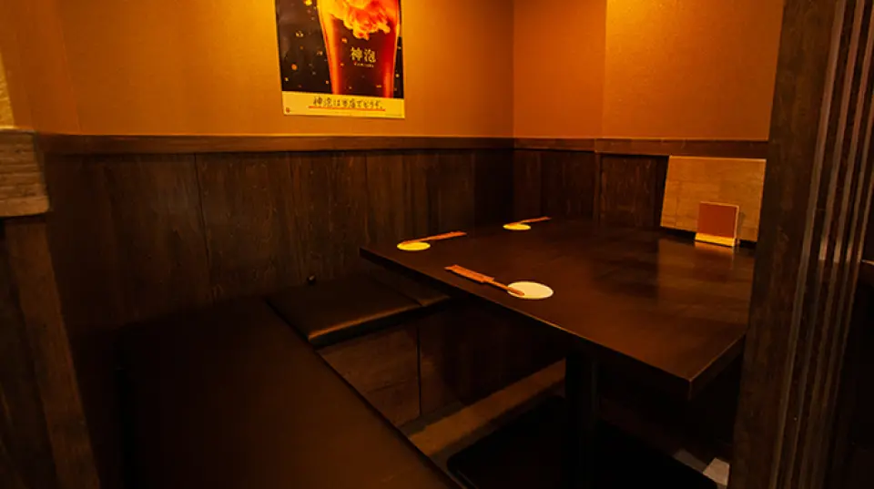店内灯光温暖，营造出一种舒适、隐秘的氛围。除了吧台席和餐桌席外，还有半包间。您可以在平静的氛围中享受美食和故事，因此也推荐用于娱乐等商务场合。所有 12 个餐桌座位都可以连接在一起，适合小团体用餐。此外，最多可预订20人。请随意顺便过来喝一杯。