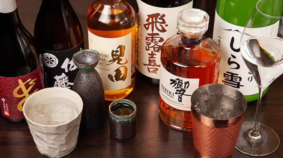 饮料方面，我们备有多种当地酒，可以根据季节和菜肴享用。我们特别推荐我们的两种原创酒精饮料：威士忌“Mita”和烧酒“Kushi”。其味道经过精心挑选，与鳗鱼很相配，请您来店时尝试一下。我们还有啤酒、楚海和葡萄酒，请尽情享受您喜欢的饮料。