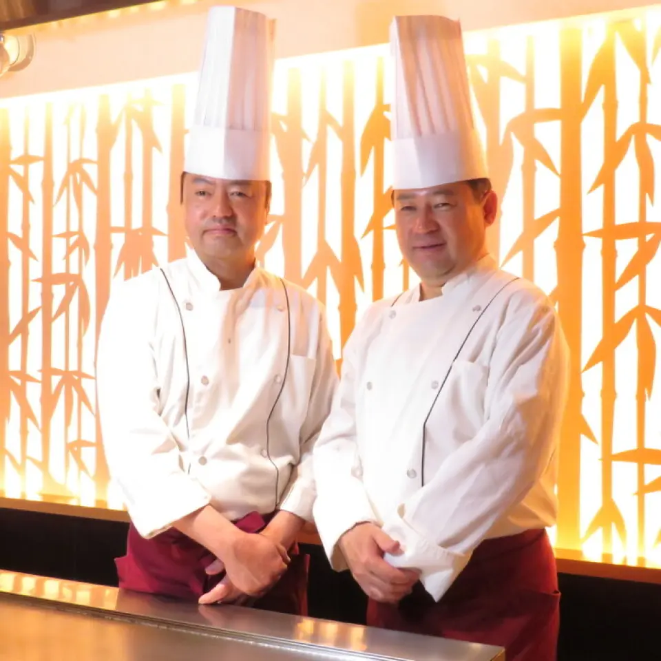 저희 레스토랑은 고베의 유명 호텔에서 수석 셰프로 근무했던 타가미 셰프와 히로세 셰프의 협업으로 탄생했습니다. 히로세 셰프는 일본 철판구이 협회 이사로도 활동하며, "진정한 맛의 철판구이"를 추구하기 위해 "일본 철판구이 협회 기술 인증 시스템"을 구축하고 요리 강습도 진행해 왔습니다. 철판구이 장인으로서 그의 기술과 고객 서비스 노하우, 그리고 식재료에 대한 지식을 전수합니다. 일본 최고의 셰프들이 만들어내는 아름다운 플레이팅과 완벽한 요리를 통해 특별한 시간을 경험해 보세요.