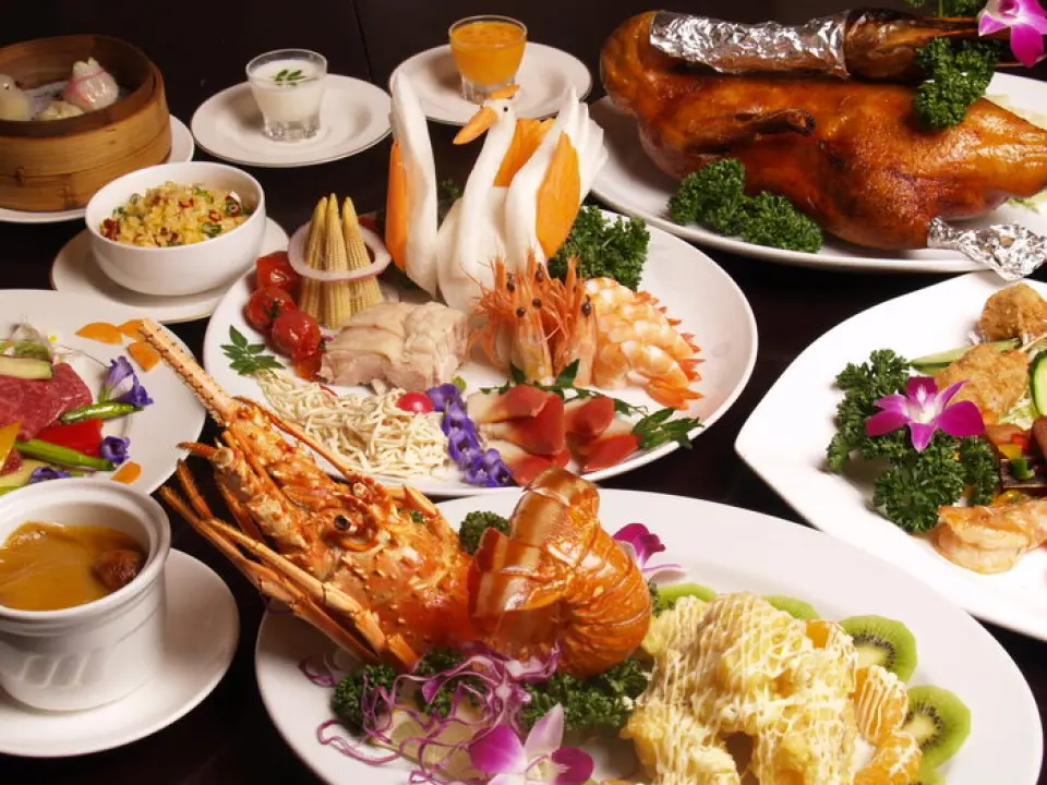 我們還提供菜單上沒有的「廚師精選套餐」（Omakase Course），可根據您的預算量身定制。請在預訂時告知您的預算。我們不接受直接到店用餐。