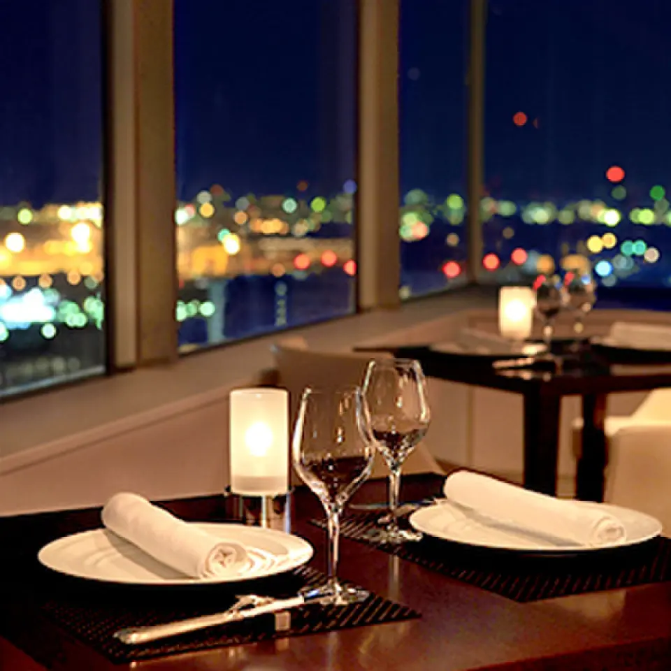 Our restaurant is designed so that you can see the outside scenery from any seat, and you can enjoy a panoramic view of Kobe's beautiful scenery. The sparkling Kobe Port and the wide open sky give you a sense of openness! You can enjoy the refreshing blue sky during lunchtime, and once the sun goes down, the atmosphere changes to a moody, sophisticated one. You can enjoy completely different charms during the day and at night. Dinner with a beautiful night view is recommended as a special occasion for anniversaries or proposals. Of course, it is also a great place for dates, business entertainment, and other must-have dinners.