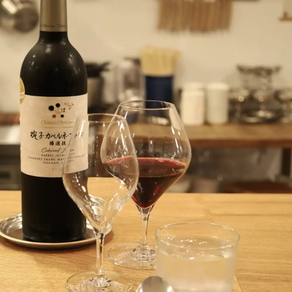 저희 소믈리에가 엄선한 전 세계 다양한 와인을 다양하게 갖추고 있습니다. 다양한 브랜드를 제공하기 위해 수시로 라인업을 변경합니다. 글라스 와인도 다양하게 준비되어 있어 다양한 와인을 비교해 보실 수 있습니다. 취향과 음식에 맞는 와인 페어링도 추천해 드립니다. 언제든지 편하게 문의해 주세요.
