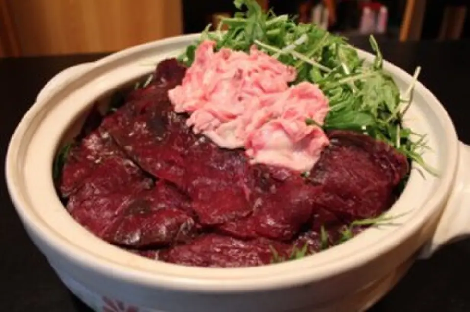 Enjoy the tender, odorless fin whale lean meat, tail meat, kanoko, roe, sangatsu, and mizuna in a light soy sauce broth. The sashimi also includes whale yukke, lean meat, tail meat, kanoko, bacon, sangatsu, obaike, heart, etc., whale steak, cutlet, and deep-fried Tatsuta whale harihari hotpot [Sakura, Irodori, Nachi, Mogami, Supreme] courses that include whale harihari hotpot, and whale kaiseki [Shiogama, Shimonoseki, Taiji, Naniwa] courses that include other than hotpot and sukiyaki.