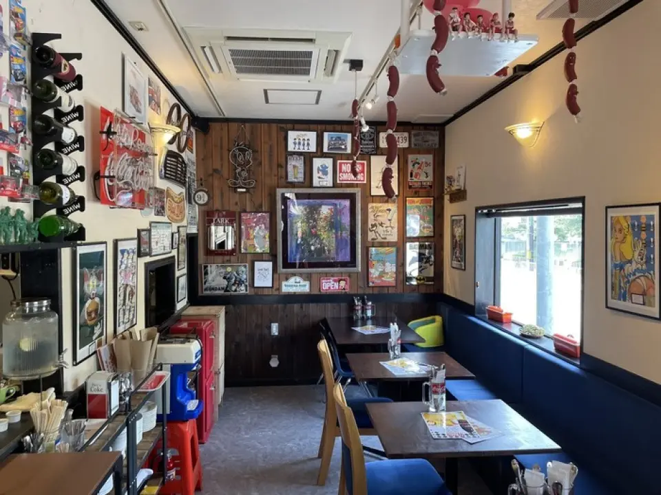 Our shop has an American atmosphere, decorated with colorful miscellaneous goods and paintings. We also sell miscellaneous goods, making it a fun space to just look around. The shop has 18 seats in total, with tables for 2 to 4 people each. You can feel free to come alone or with a small group. We can also reserve the entire shop, making it a great place for parties and girls' nights. We also offer birthday plates and various discount coupons, so please feel free to take advantage of them.