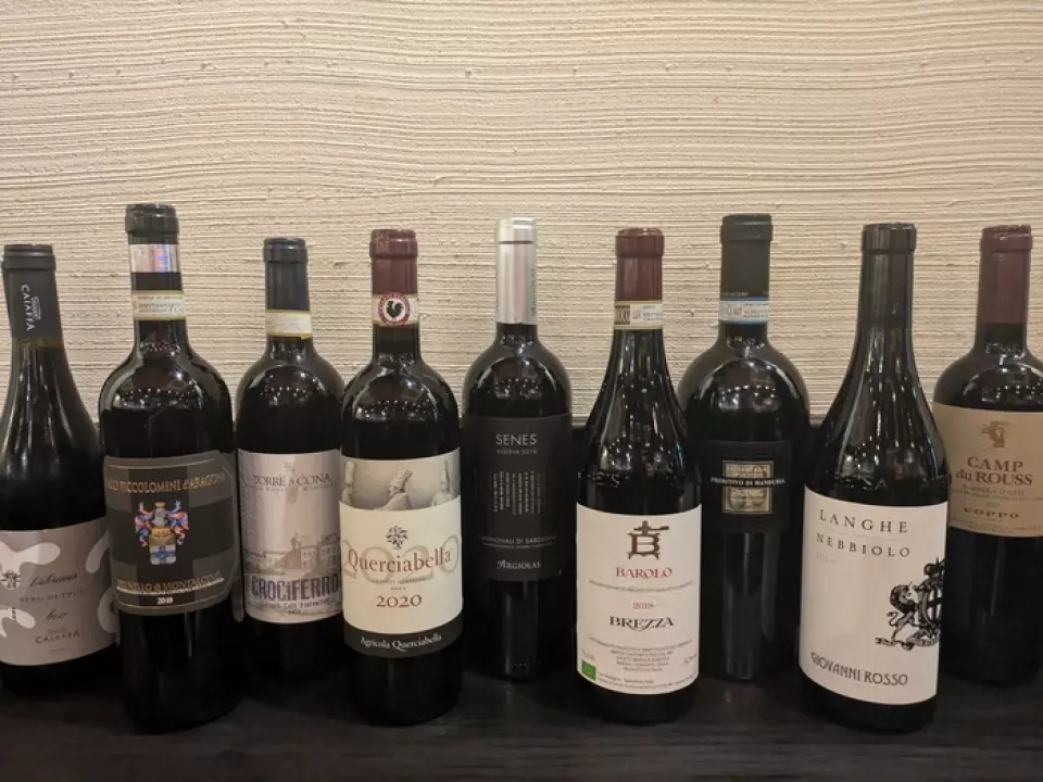 We only stock Italian wines. We have a lineup of 15 types of bottles. We also have three types of red and white wines by the glass, as well as rosé. We also have sparkling wine served in small bottles. We also have Italian blood orange juice, so even those who don't like alcohol can enjoy it with peace of mind.