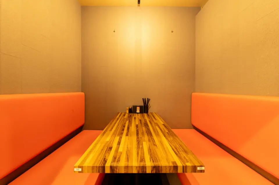 We have private rooms that are perfect for 3 to 6 people! The orange sofa seats and lighting create a relaxing atmosphere where you can enjoy your meal. Please feel free to use them. If you would like a private room, please let us know when you make your reservation.