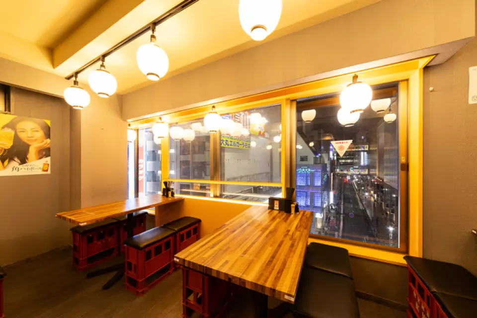 [5 minutes from Tenjin Station] The izakaya-style interior is comfortable and exciting♪ It has a festival-like atmosphere surrounded by many lantern-style lights. The interior is a fusion of charm, including decorations and warm-colored lights. There is a counter with 78 seats and a private room that can accommodate up to 6 people. It is fully equipped with a space that can be enjoyed by a wide range of people, regardless of age or gender. It is very conveniently located, about a 5-minute walk from Exit 1 of Tenjin Station on the Fukuoka City Subway Airport Line.