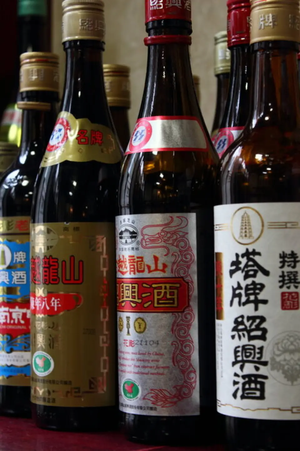 紹興酒與「香檳」等名稱一樣，都是產自中國主要酒類生產中心之一浙江省紹興市的陳年葡萄酒的獨特名稱。古越龍山提供品種豐富的紹興酒，其中有一種酒糖酸度平衡，口感香甜。對於初次品嚐紹興酒的人，我們推薦「龜鱉紹興酒」。白酒、青島啤酒等當地酒類以及深受女性喜愛的果酒等也種類豐富。