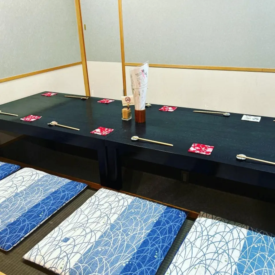 【俊草八尋總店】距離谷町九丁目站步行3分鐘，標誌性建築是店前展示的紅色日本傘。餐廳充滿日式氛圍，擁有寬敞的開放式廚房，氣氛輕鬆。備有可以獨自放鬆的吧台座位、適合家庭聚會的桌子、以及可以娛樂的包廂。從日常用餐到特殊場合的慶祝活動，請在各種場合使用。